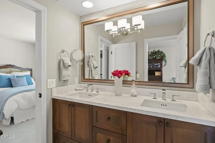 52-web-or-mls-UpmarketMedia-2113Dor-174