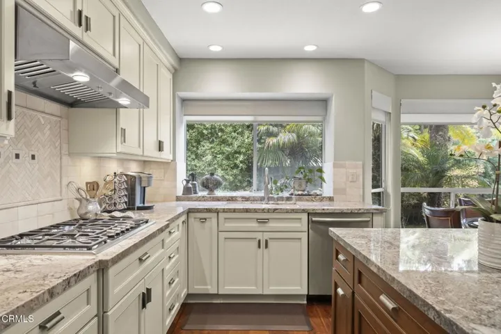 32-web-or-mls-UpmarketMedia-2113Dor-105