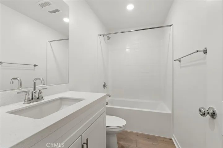 Upstairs Full Bathroom