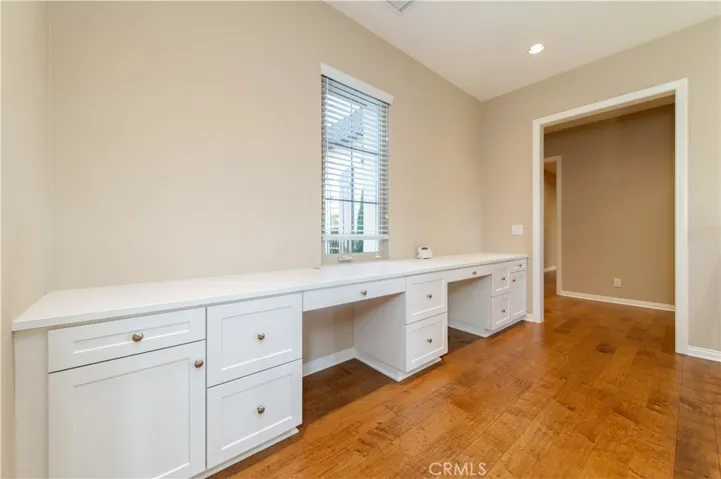 lUpstairs loft area for study/office space