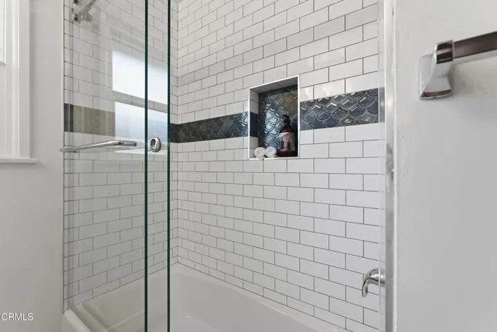 Bathroom 3 pic 3