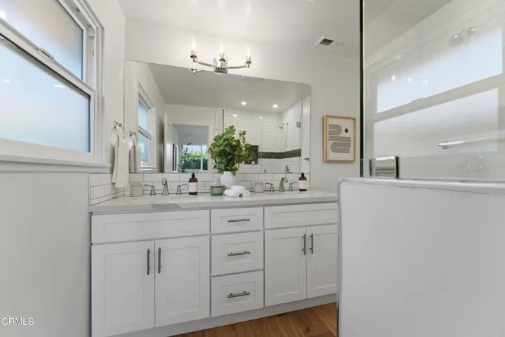 Master bathroom pic 1