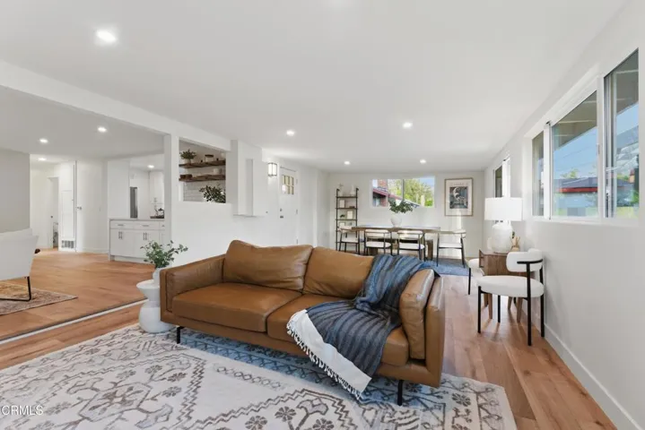 Living room 2 pic 4