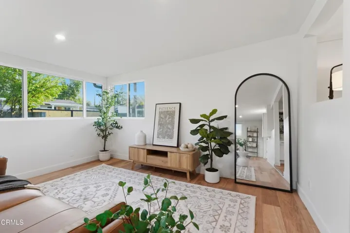 Living room 2 pic 3