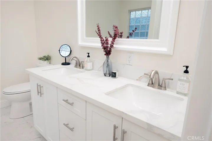 Double sink in main bathroom