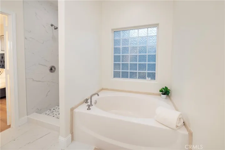 Tub on Main Bathroom