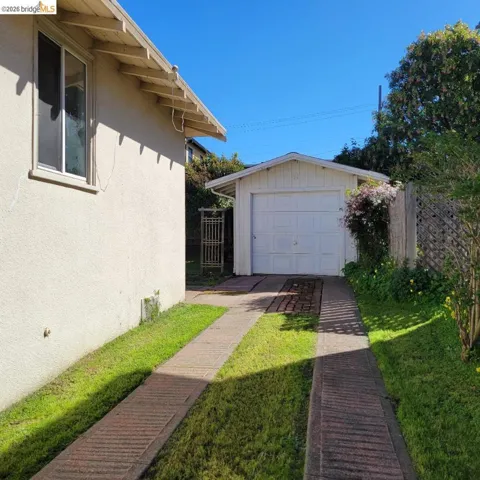 View of yard with an outdoor structure