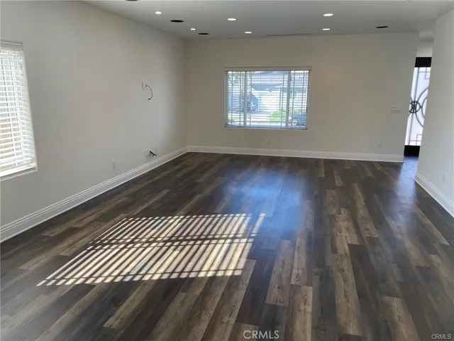 LIVING ROOM WITH SURROUND SOUND SYSTEM