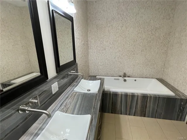 MASTER BATHROOM TUB