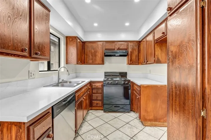 Spacious kitchen with lots of counter space and lots of cabinets