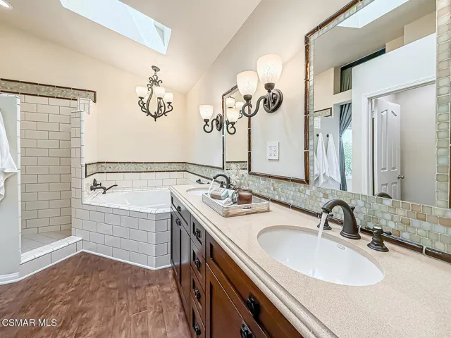 jPrimary Bedroom Suite9