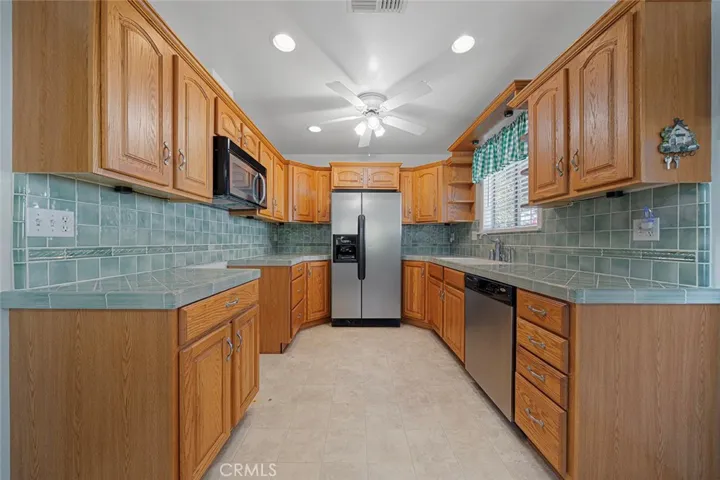 Super clean kitchen. Lots of room to cook.
