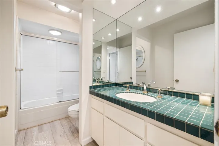 Secondary full bathroom.