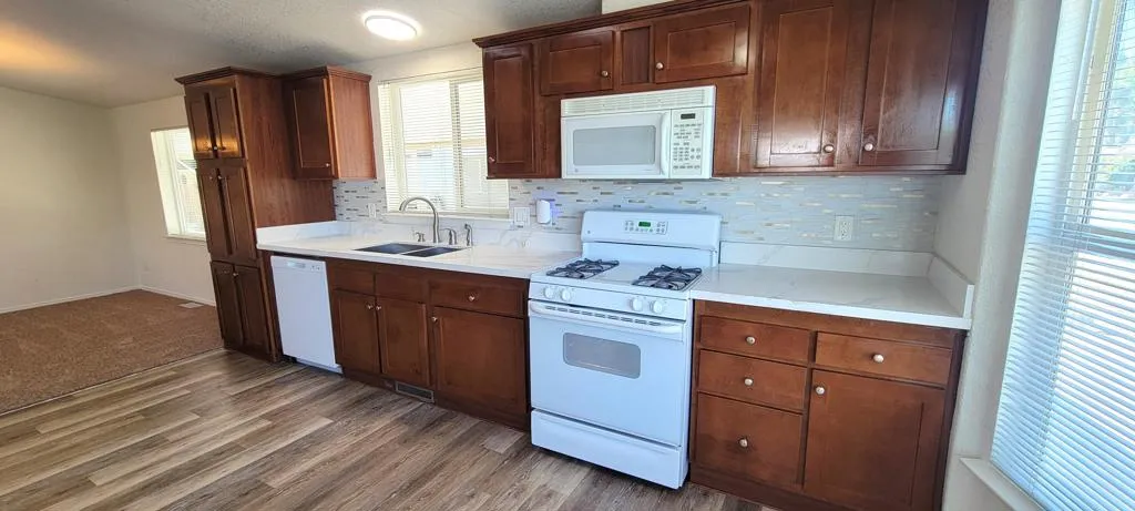 KITCHEN WITH GAS RANGE