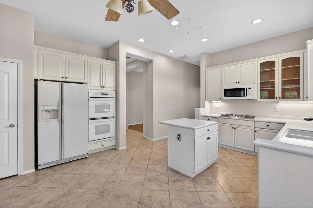 260312_43784_royal_saint_george_drive_in