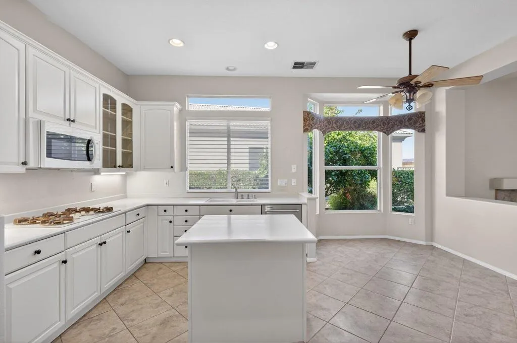 260312_43784_royal_saint_george_drive_in