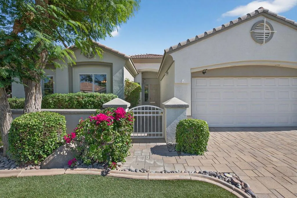260312_43784_royal_saint_george_drive_in