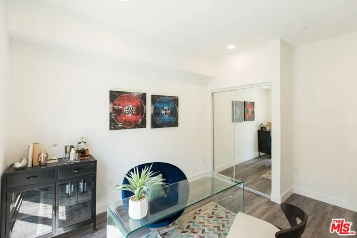 14827 Victory Boulevard, Van Nuys, California 91411