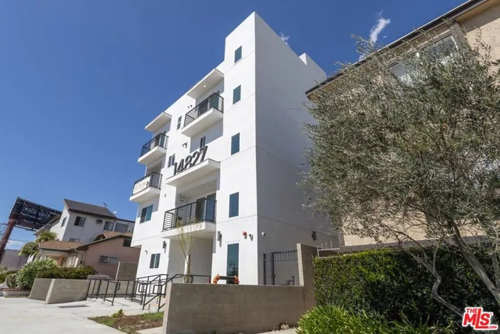 14827 Victory Boulevard, Van Nuys, California 91411