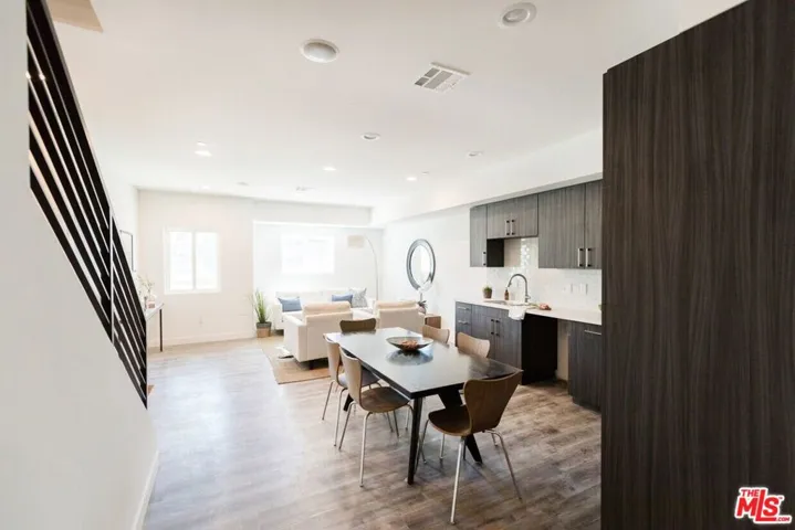14827 Victory Boulevard, Van Nuys, California 91411