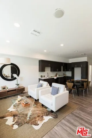 14827 Victory Boulevard, Van Nuys, California 91411