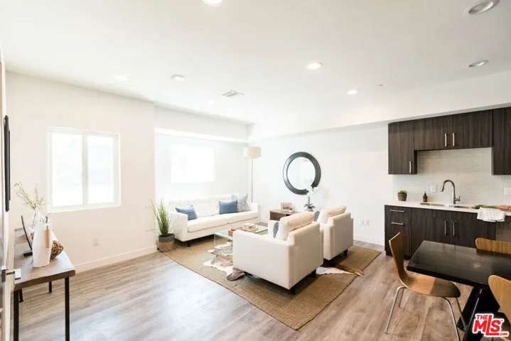 14827 Victory Boulevard, Van Nuys, California 91411