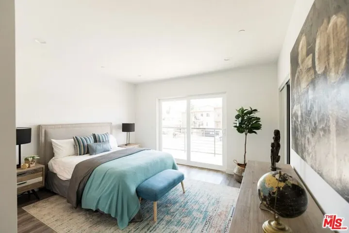 14827 Victory Boulevard, Van Nuys, California 91411
