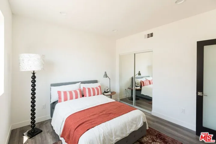 14827 Victory Boulevard, Van Nuys, California 91411