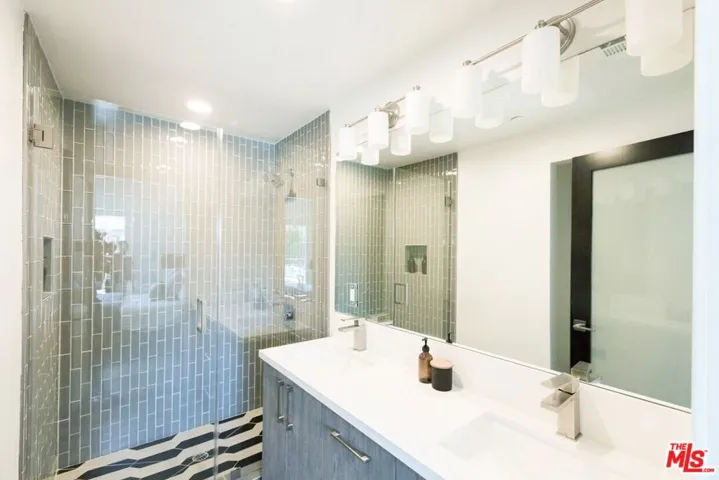 14827 Victory Boulevard, Van Nuys, California 91411