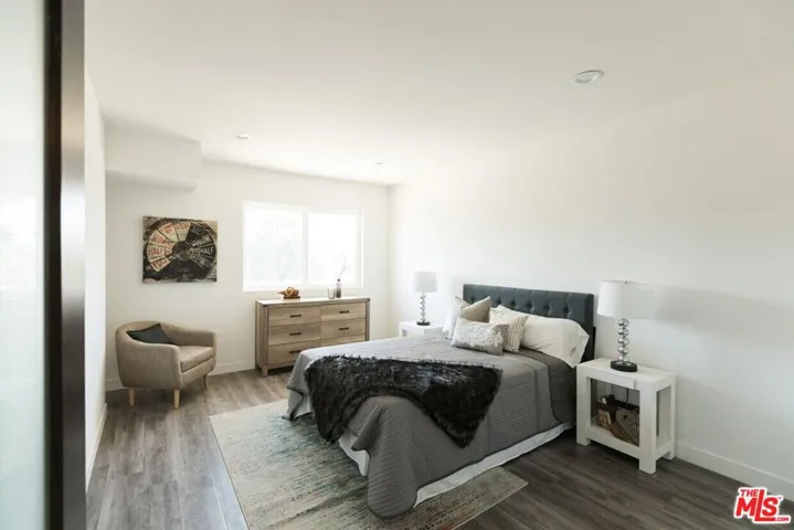14827 Victory Boulevard, Van Nuys, California 91411