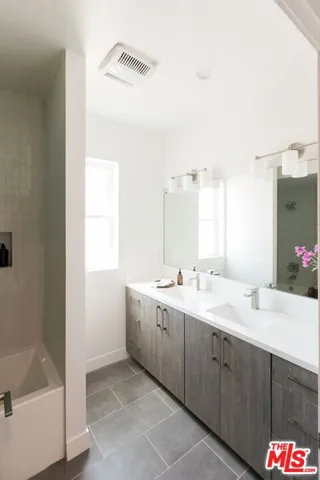14827 Victory Boulevard, Van Nuys, California 91411