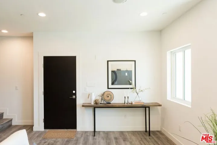 14827 Victory Boulevard, Van Nuys, California 91411
