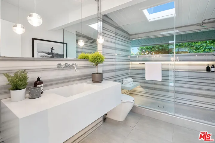 2nd bathroom w clear-story win