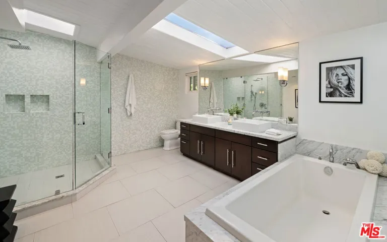 Primary bath w great light