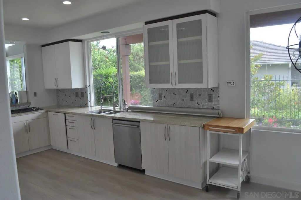 6135 Glenchester Row, La Jolla, California 92037 — photo 4