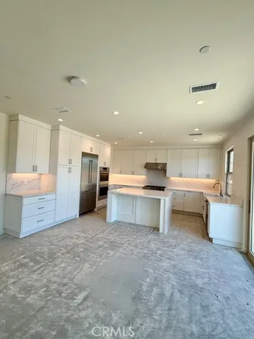 Large kitchen w/island & Bosch built in frig
