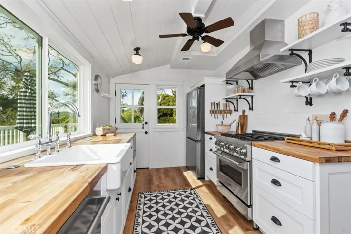 This kitchen has all the modern amenities you will want!