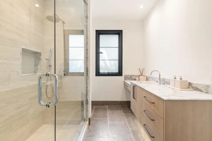 Bedroom 2 en suite bathroom