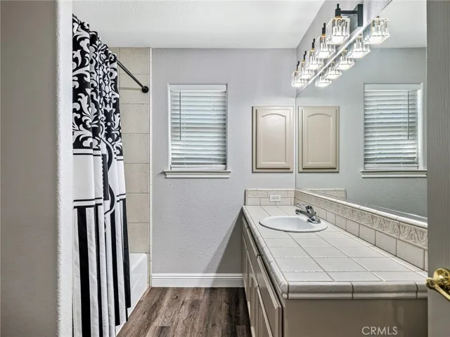 2nd bathroom with shower tub