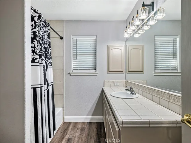 2nd bathroom with shower tub