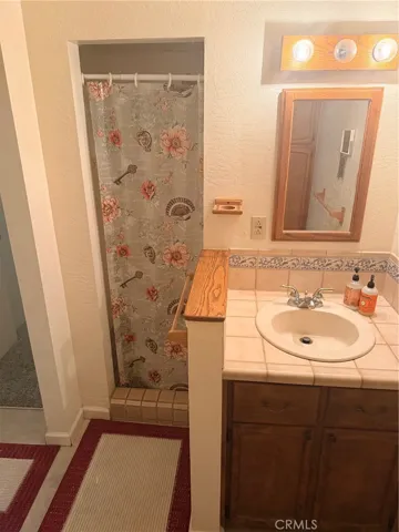 Guest bathroom 1