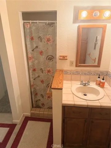 Guest bathroom 1