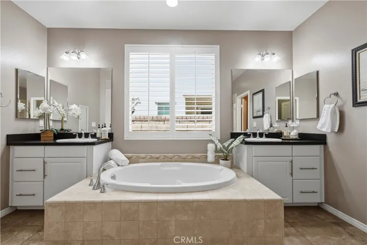 dual sinks and soaking tub