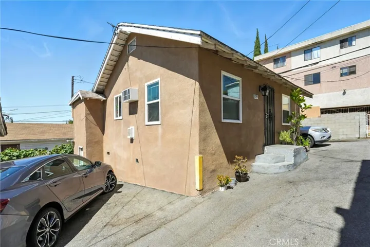 TRIPLEX - UNIT #3 - FREE-STANDING
