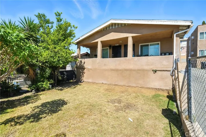 TRIPLEX - FRONT YARD