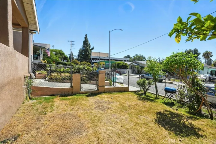 TRIPLEX - FRONT YARD