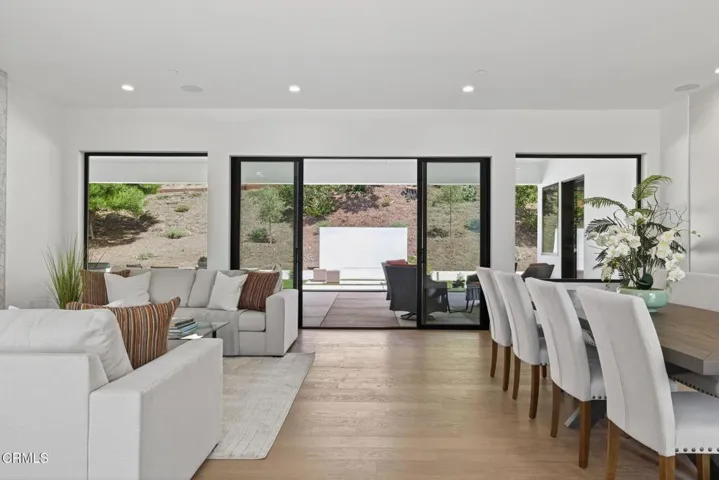 30-web-or-mls-056_UpmarketMedia-259Via-4