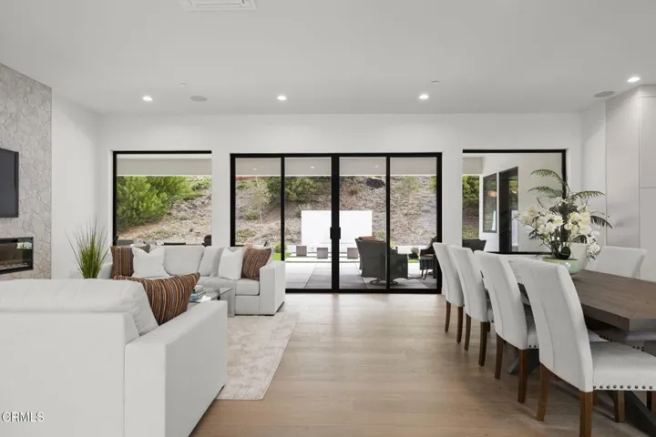 113-web-or-mls-NEW-UpmarketMedia-259ViaP