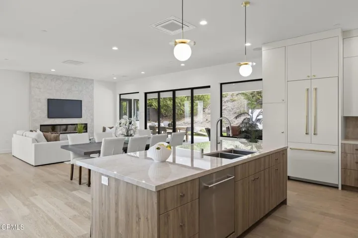 108-web-or-mls-NEW-UpmarketMedia-259ViaP