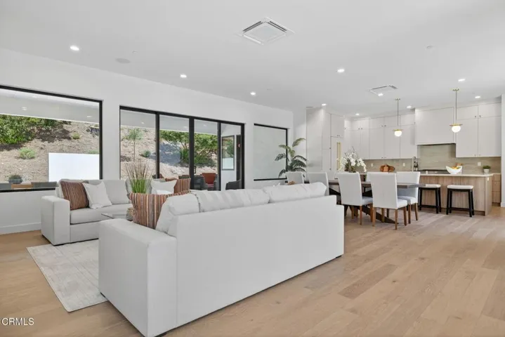 35-web-or-mls-064_UpmarketMedia-259Via-7